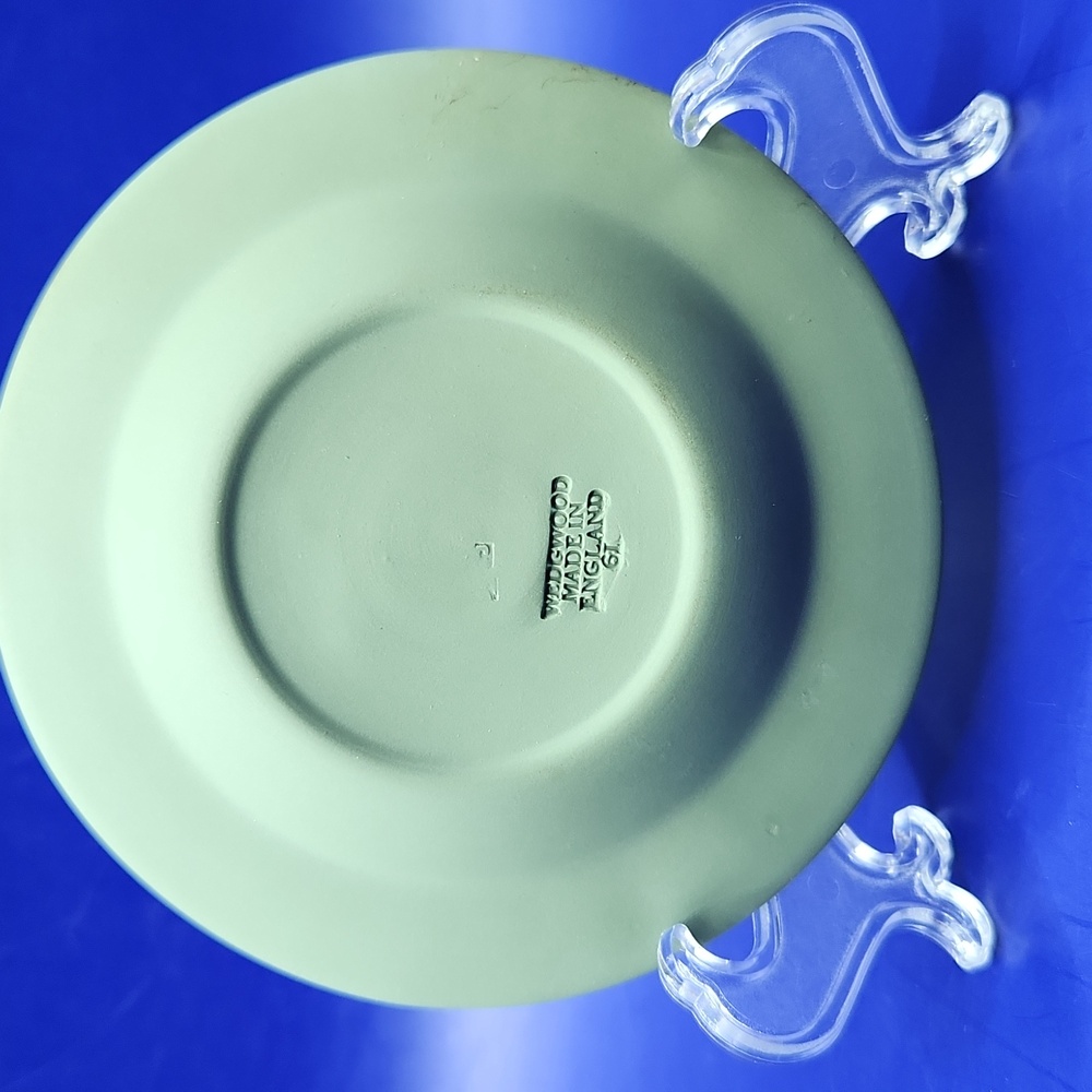 Wedgwood Jasperware Green Ashtray / Trinket Dish with White Detailing - Picture 2 of 3